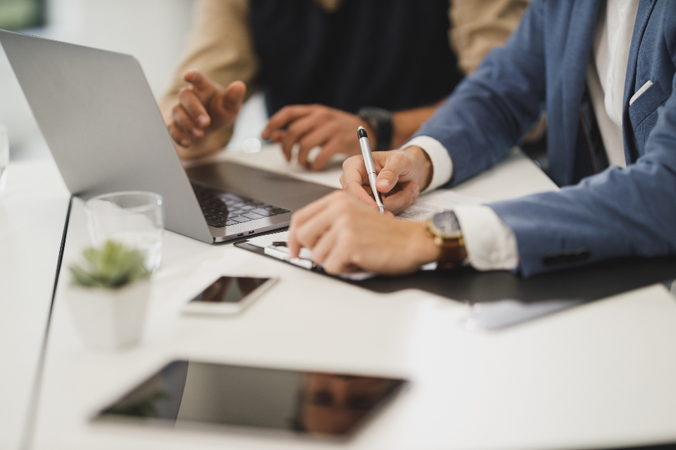 Consultant au travail sur son poste